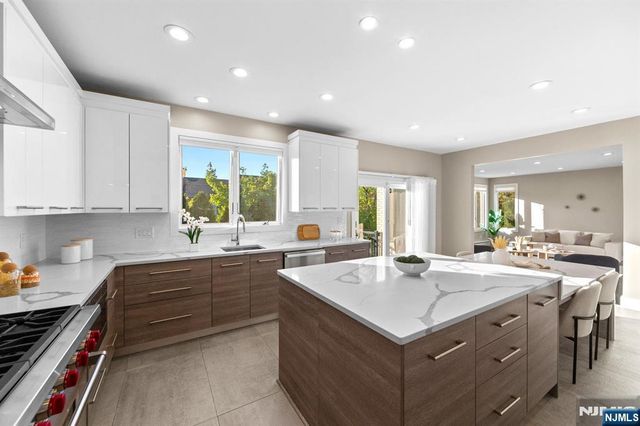 1221 Fairmount Place, Fort Lee, NJ 07024