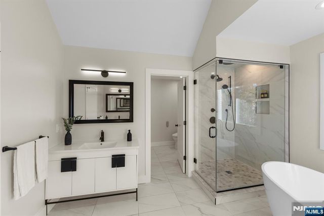 1221 Fairmount Place, Fort Lee, NJ 07024
