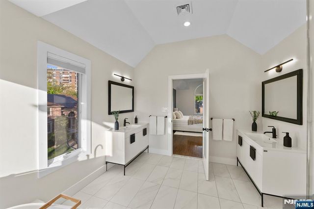 1221 Fairmount Place, Fort Lee, NJ 07024