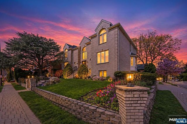 1221 Fairmount Place, Fort Lee, NJ 07024
