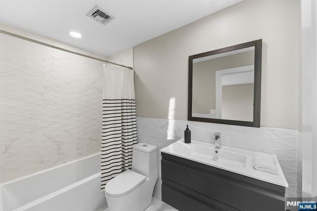 1221 Fairmount Place, Fort Lee, NJ 07024