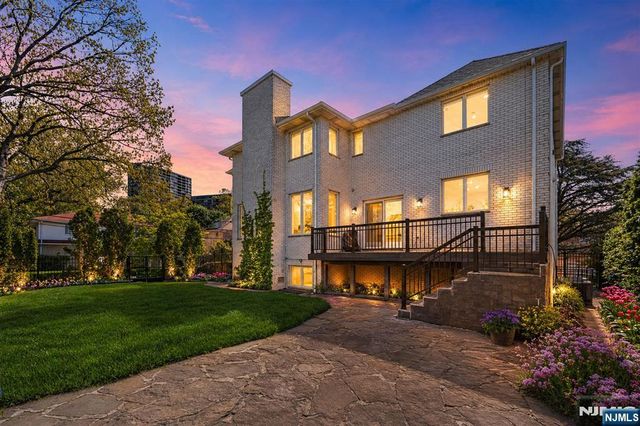1221 Fairmount Place, Fort Lee, NJ 07024