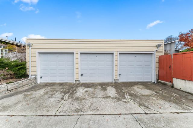 1046 Alcatraz Ave, Oakland, CA 94608