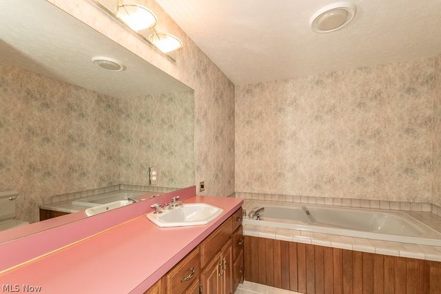 11530 Blackberry Lane, Chesterland, OH 44026