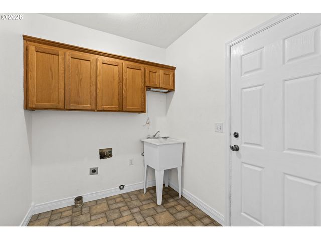 6540 B St, Springfield, OR 97478