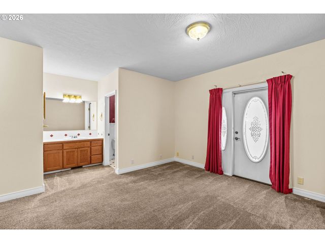 6540 B St, Springfield, OR 97478