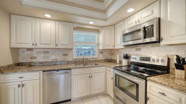 2721 RIVERBLUFF PLACE V-50, Sarasota, FL 34231