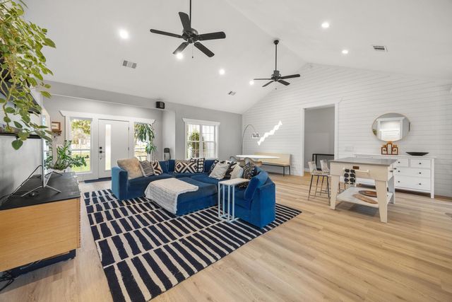 8 Butterfly ST, Wimberley, TX 78676