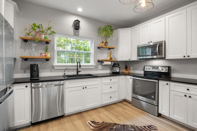 8 Butterfly ST, Wimberley, TX 78676