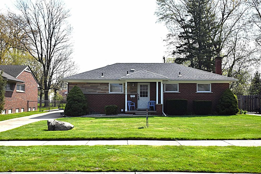 30112 Gloria Street, Saint Clair Shores, MI 48082