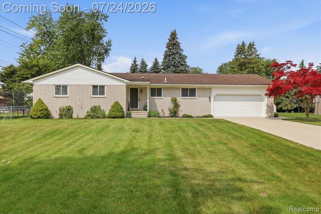 38475 Manchester Street, Clinton Township, MI 48036