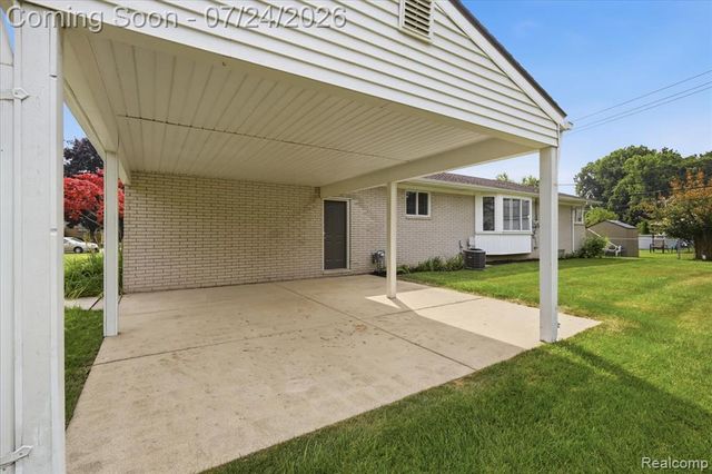 38475 Manchester Street, Clinton Township, MI 48036