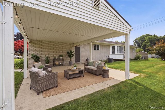38475 Manchester Street, Clinton Township, MI 48036