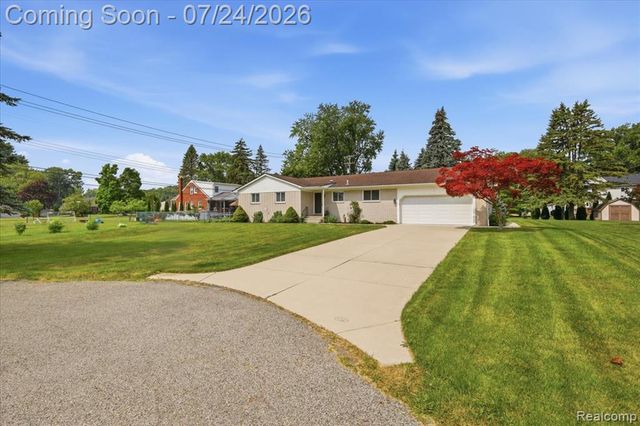 38475 Manchester Street, Clinton Township, MI 48036