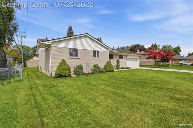 38475 Manchester Street, Clinton Township, MI 48036