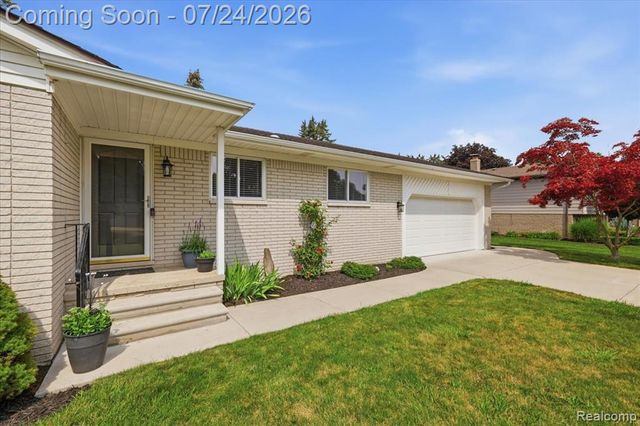 38475 Manchester Street, Clinton Township, MI 48036