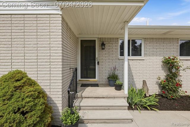 38475 Manchester Street, Clinton Township, MI 48036