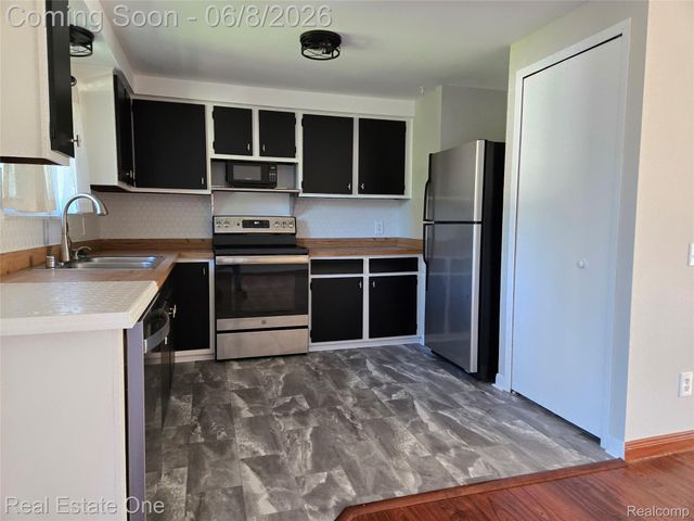 661 Harry Paul Drive, Orion Charter Township, MI 48362
