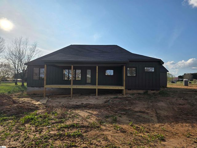 992 Bumblebee Lane, Wellford, SC 29385
