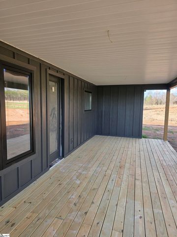 992 Bumblebee Lane, Wellford, SC 29385