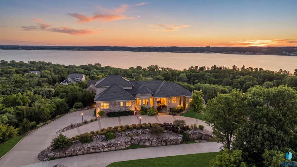 158 Signal Hill Rd Road, Yankton, SD 57078