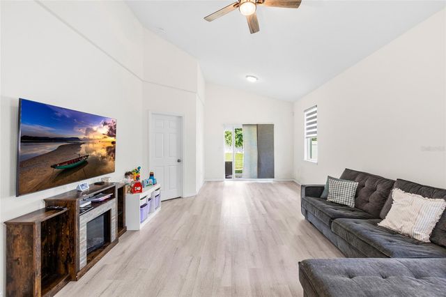 1747 S OAK STREET, Seffner, FL 33584