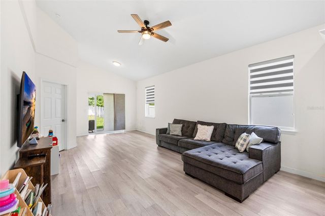 1747 S OAK STREET, Seffner, FL 33584
