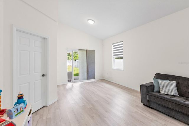 1747 S OAK STREET, Seffner, FL 33584