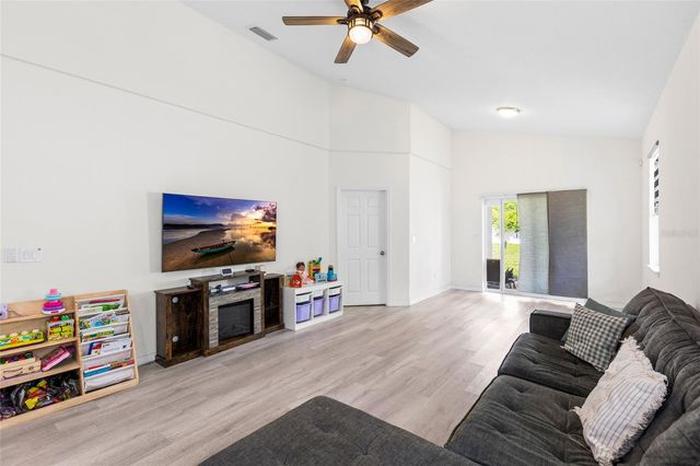 1747 S OAK STREET, Seffner, FL 33584