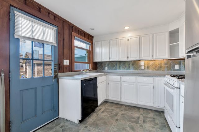 411 Maravista Avenue, Teaticket, MA 02536