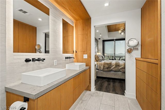 150 Las Vegas Boulevard 2015, Las Vegas, NV 89101