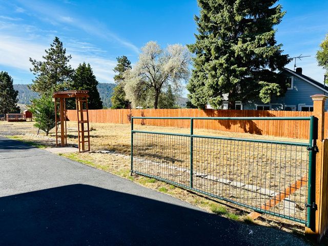 300 Mt Pitt Street, Klamath Falls, OR 97601
