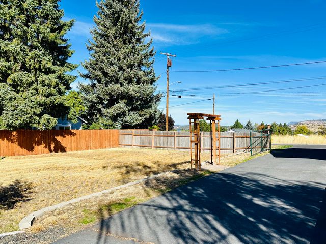 300 Mt Pitt Street, Klamath Falls, OR 97601