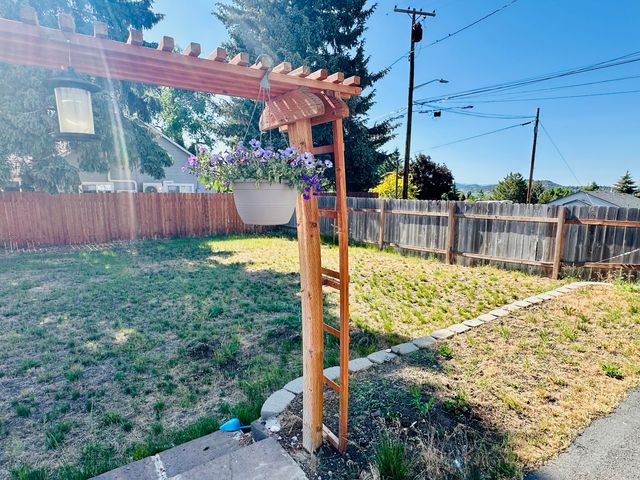 300 Mt Pitt Street, Klamath Falls, OR 97601