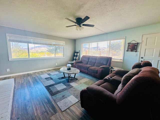 300 Mt Pitt Street, Klamath Falls, OR 97601