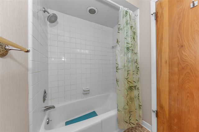 6607 Fleming Creek Drive, Ypsilanti, MI 48198