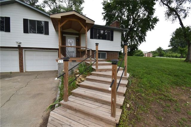21282 Parallel Road, Tonganoxie, KS 66086