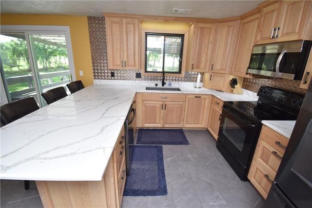 21282 Parallel Road, Tonganoxie, KS 66086
