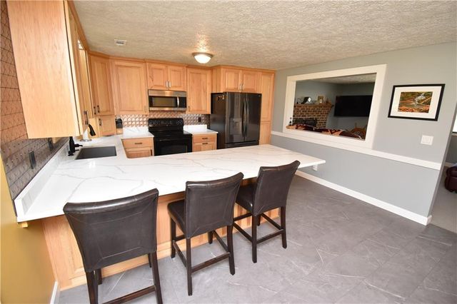 21282 Parallel Road, Tonganoxie, KS 66086