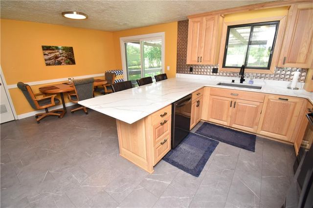 21282 Parallel Road, Tonganoxie, KS 66086