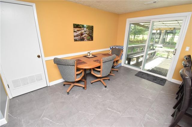 21282 Parallel Road, Tonganoxie, KS 66086
