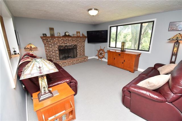 21282 Parallel Road, Tonganoxie, KS 66086