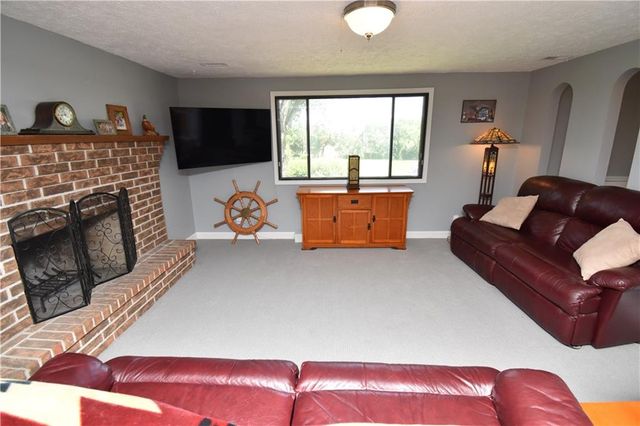 21282 Parallel Road, Tonganoxie, KS 66086