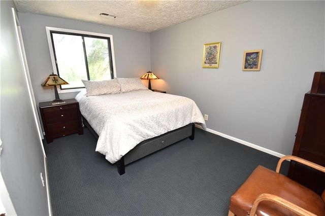 21282 Parallel Road, Tonganoxie, KS 66086