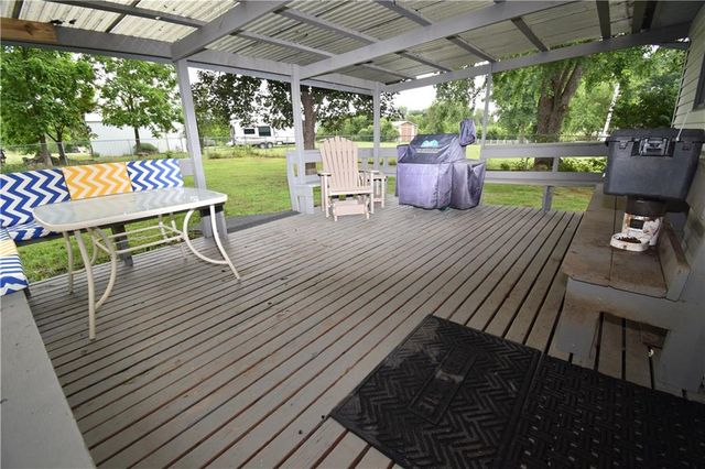 21282 Parallel Road, Tonganoxie, KS 66086