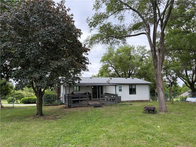 21282 Parallel Road, Tonganoxie, KS 66086