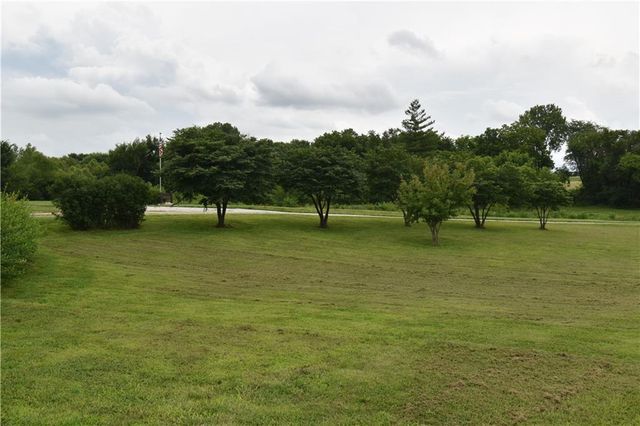 21282 Parallel Road, Tonganoxie, KS 66086