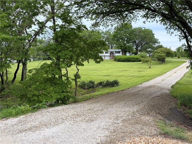 21282 Parallel Road, Tonganoxie, KS 66086