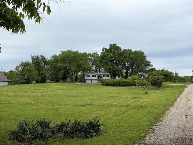 21282 Parallel Road, Tonganoxie, KS 66086