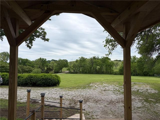 21282 Parallel Road, Tonganoxie, KS 66086